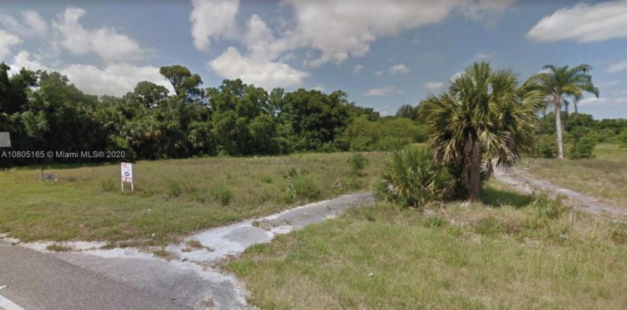 Commercial property in Vero Beach, Florida № 1980722