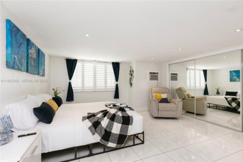 Casa en alquiler en Fort Lauderdale, Florida, 3 dormitorios, 213.21 m2 № 1985691 - foto 17