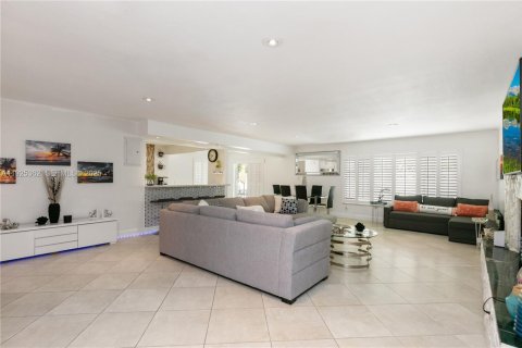 Casa en alquiler en Fort Lauderdale, Florida, 3 dormitorios, 213.21 m2 № 1985691 - foto 3