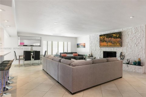 Casa en alquiler en Fort Lauderdale, Florida, 3 dormitorios, 213.21 m2 № 1985691 - foto 2