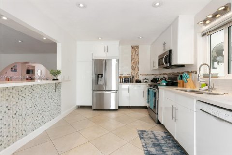 Casa en alquiler en Fort Lauderdale, Florida, 3 dormitorios, 213.21 m2 № 1985691 - foto 11