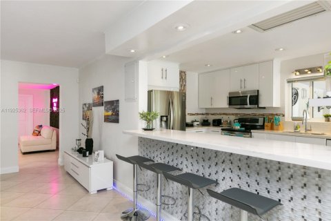 Casa en alquiler en Fort Lauderdale, Florida, 3 dormitorios, 213.21 m2 № 1985691 - foto 12