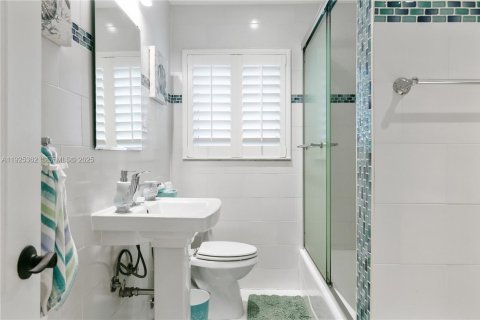 Casa en alquiler en Fort Lauderdale, Florida, 3 dormitorios, 213.21 m2 № 1985691 - foto 28