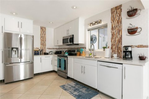 Casa en alquiler en Fort Lauderdale, Florida, 3 dormitorios, 213.21 m2 № 1985691 - foto 13