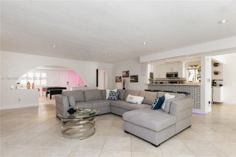 Casa en alquiler en Fort Lauderdale, Florida, 3 dormitorios, 213.21 m2 № 1985691 - foto 1