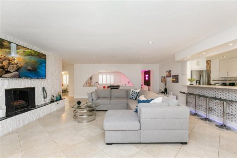 Casa en alquiler en Fort Lauderdale, Florida, 3 dormitorios, 213.21 m2 № 1985691 - foto 4