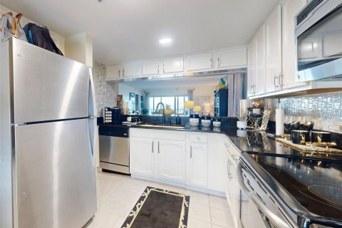 Condo in Titusville, Florida, 2 bedrooms  № 1716583 - photo 10
