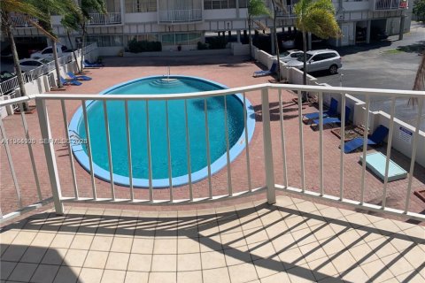 Condominio en alquiler en North Miami Beach, Florida, 1 dormitorio, 72.46 m2 № 2026332 - foto 3