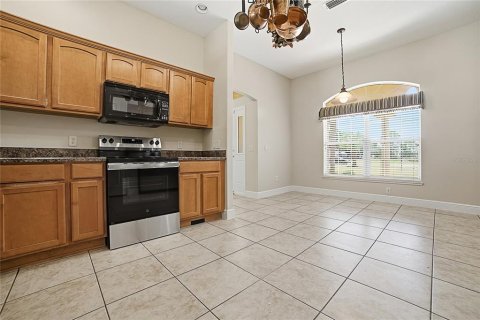 House in Wildwood, Florida 6 bedrooms, 395.58 sq.m. № 2226645 - photo 13