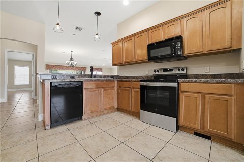 House in Wildwood, Florida 6 bedrooms, 395.58 sq.m. № 2226645 - photo 11