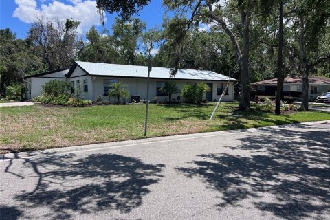 Commercial property in Bradenton, Florida 6 bedrooms, 221.11 sq.m. № 2155509