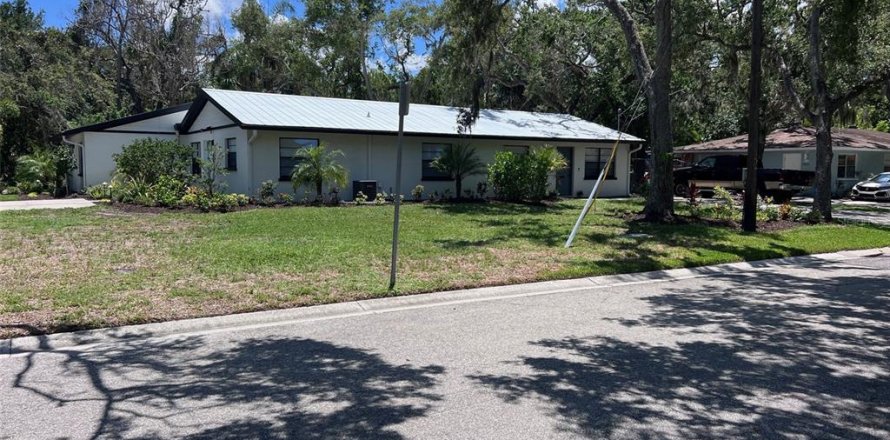 Commercial property in Bradenton, Florida 6 bedrooms, 221.11 sq.m. № 2155509
