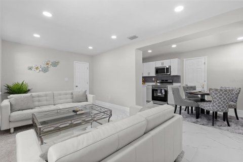 House in Casselberry, Florida 4 bedrooms, 193.52 sq.m. № 2223481 - photo 5