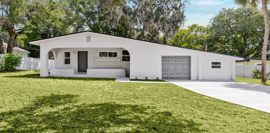 House in Casselberry, Florida 4 bedrooms, 193.52 sq.m. № 2223481