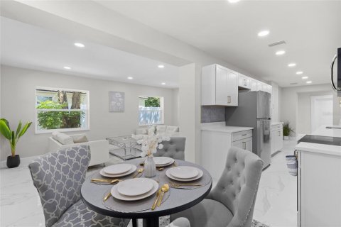 House in Casselberry, Florida 4 bedrooms, 193.52 sq.m. № 2223481 - photo 8
