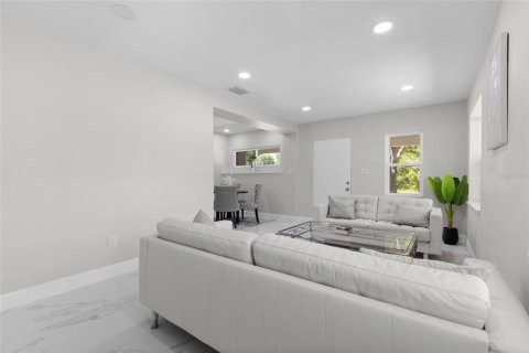 House in Casselberry, Florida 4 bedrooms, 193.52 sq.m. № 2223481 - photo 6