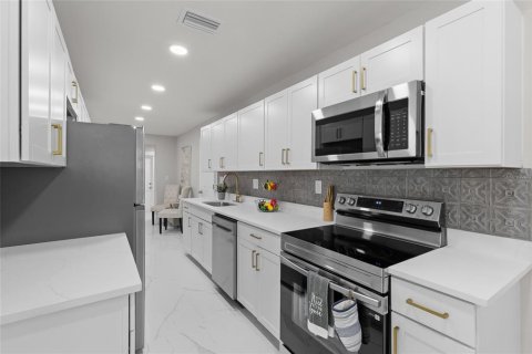 House in Casselberry, Florida 4 bedrooms, 193.52 sq.m. № 2223481 - photo 10