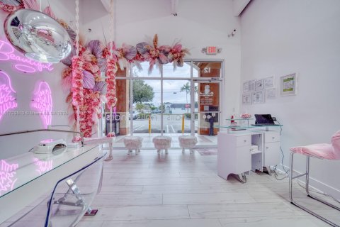 Commercial property in Hialeah Gardens, Florida № 1887868 - photo 8