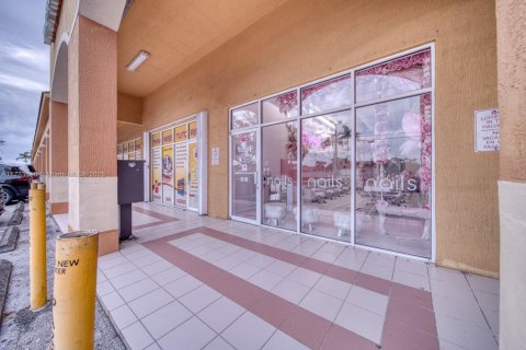 Commercial property in Hialeah Gardens, Florida № 1887868 - photo 16