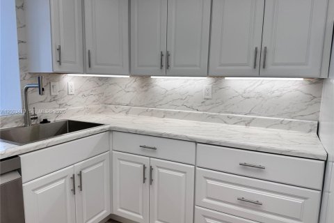 Снять в аренду кондоминиум в Халландейл-Бич, Флорида 2 спальни, 99.87м2, № 2066801 - фото 26