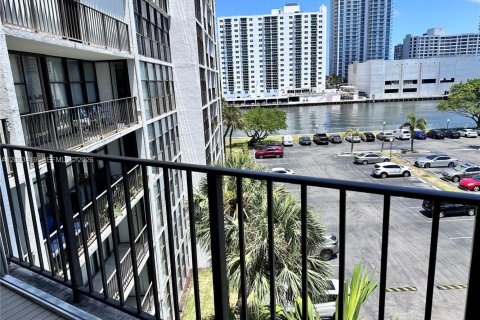 Снять в аренду кондоминиум в Халландейл-Бич, Флорида 2 спальни, 99.87м2, № 2066801 - фото 4