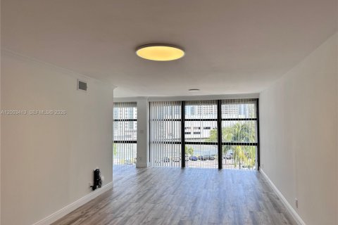 Снять в аренду кондоминиум в Халландейл-Бич, Флорида 2 спальни, 99.87м2, № 2066801 - фото 7