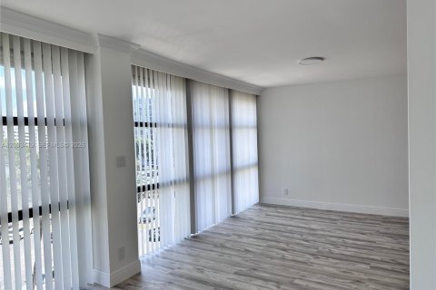 Снять в аренду кондоминиум в Халландейл-Бич, Флорида 2 спальни, 99.87м2, № 2066801 - фото 5