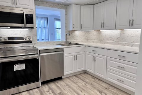 Снять в аренду кондоминиум в Халландейл-Бич, Флорида 2 спальни, 99.87м2, № 2066801 - фото 25