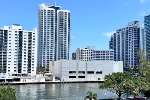 Снять в аренду кондоминиум в Халландейл-Бич, Флорида 2 спальни, 99.87м2, № 2066801 - фото 2