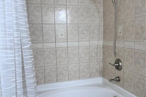 Снять в аренду кондоминиум в Халландейл-Бич, Флорида 2 спальни, 99.87м2, № 2066801 - фото 17