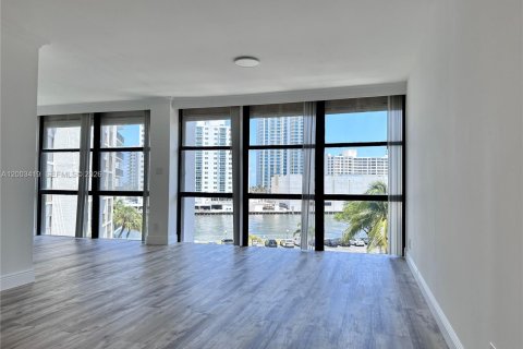 Снять в аренду кондоминиум в Халландейл-Бич, Флорида 2 спальни, 99.87м2, № 2066801 - фото 8