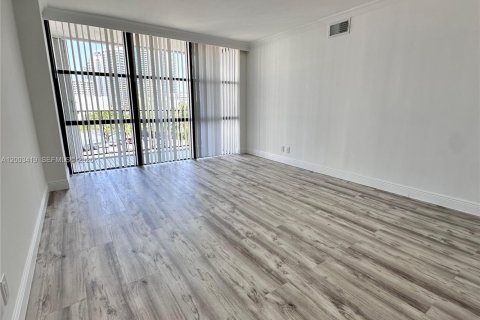 Снять в аренду кондоминиум в Халландейл-Бич, Флорида 2 спальни, 99.87м2, № 2066801 - фото 22