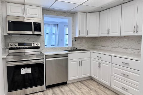 Снять в аренду кондоминиум в Халландейл-Бич, Флорида 2 спальни, 99.87м2, № 2066801 - фото 13