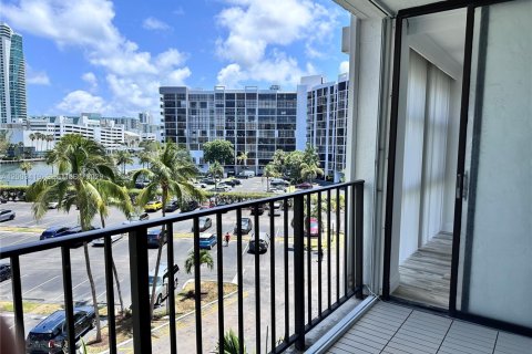 Снять в аренду кондоминиум в Халландейл-Бич, Флорида 2 спальни, 99.87м2, № 2066801 - фото 3