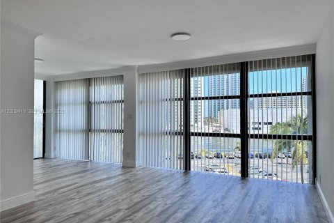 Кондоминиум с 2 спальнями в Халландейл-Бич, Флорида № 2066801