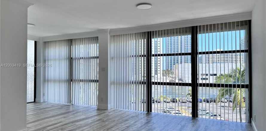 Кондоминиум с 2 спальнями в Халландейл-Бич, Флорида № 2066801