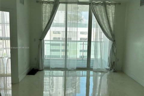 Condominio en alquiler en Miami, Florida, 2 dormitorios, 98.94 m2 № 1682687 - foto 4