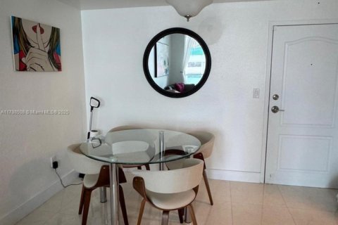 Condominio en alquiler en Miami, Florida, 2 dormitorios, 98.94 m2 № 1682687 - foto 13