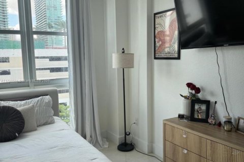 Condominio en alquiler en Miami, Florida, 2 dormitorios, 98.94 m2 № 1682687 - foto 7
