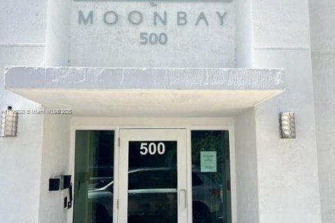 Condominio en alquiler en Miami, Florida, 2 dormitorios, 98.94 m2 № 1682687 - foto 1