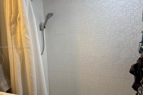 Condominio en alquiler en Miami, Florida, 2 dormitorios, 98.94 m2 № 1682687 - foto 11