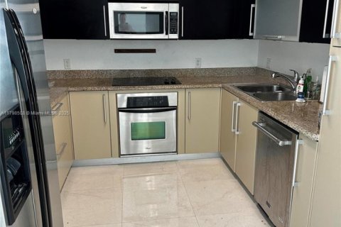 Condominio en alquiler en Miami, Florida, 2 dormitorios, 98.94 m2 № 1682687 - foto 2