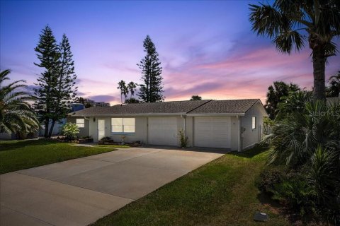 House in Flagler Beach, Florida 2 bedrooms, 106.65 sq.m. № 1909699 - photo 1