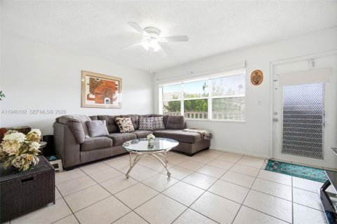 Condo in Sunrise, Florida, 1 bedroom  № 2080149 - photo 2