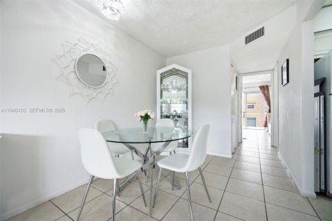 Condo in Sunrise, Florida, 1 bedroom  № 2080149 - photo 3