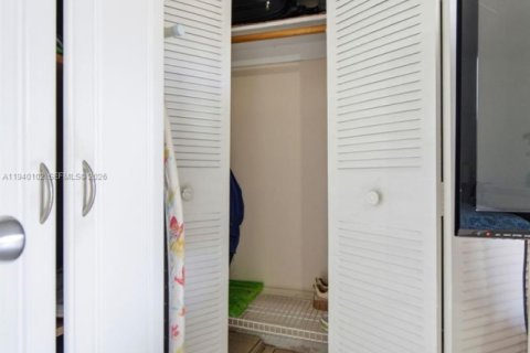 Condo in Sunrise, Florida, 1 bedroom  № 2080149 - photo 13