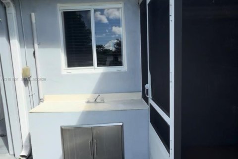 House in Miami, Florida 2 bedrooms, 75.25 sq.m. № 2402462 - photo 12
