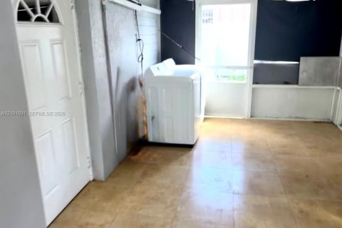 House in Miami, Florida 2 bedrooms, 75.25 sq.m. № 2402462 - photo 13