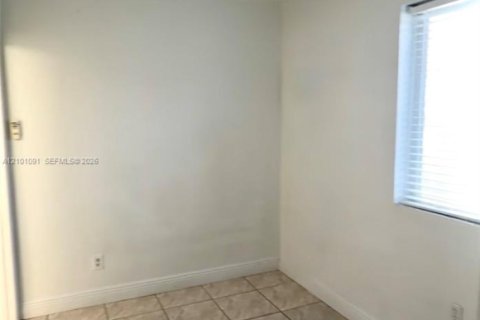 House in Miami, Florida 2 bedrooms, 75.25 sq.m. № 2402462 - photo 9