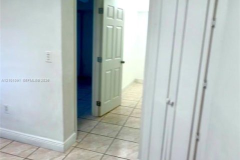 House in Miami, Florida 2 bedrooms, 75.25 sq.m. № 2402462 - photo 3